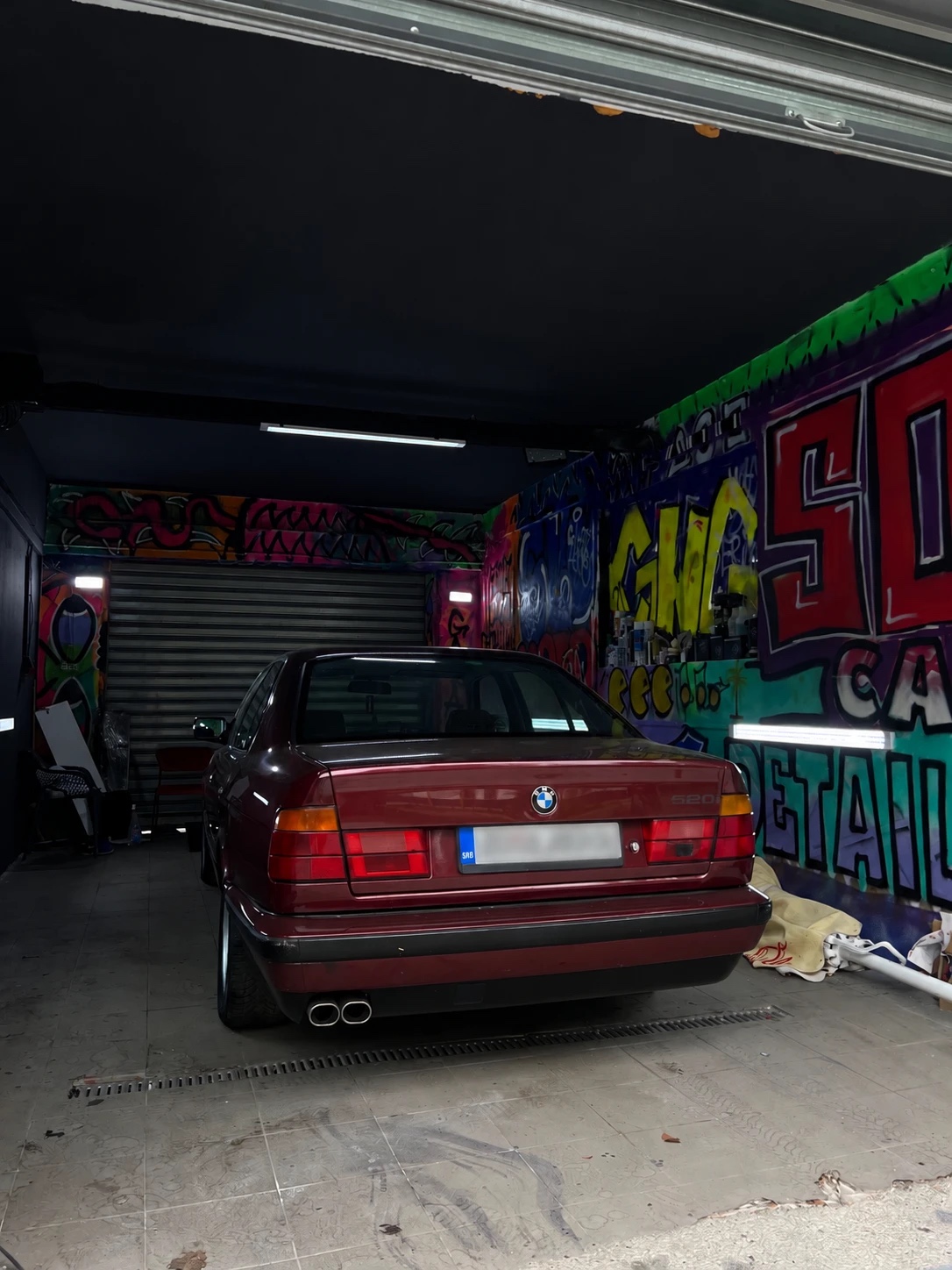 FANTOM studio u Beogradu — BMW e34 u garaži sa grafitima